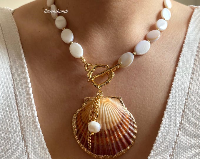 Mother of Pearl Necklace with Toggle Clasp and Real Seashell Pendant,Chunky Boho Big Shell Necklace,Gemstone Beach Jewelry,Gift For Women