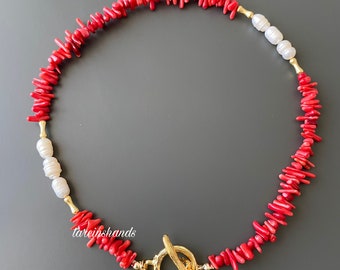 Red Coral Rod Coral en Zoetwaterparel Gouden Toggle T-Bar Ketting - Verjaardagscadeau, Cadeau voor haar - T bar ketting - Rood koraal met parel