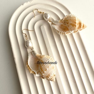 Bring the Beach Vibes Everywhere with Our Natural Seashell and Mallorca Pearl Earrings Perfect for a Shells Gift-Stud EarringsJewelry zdjęcie 7