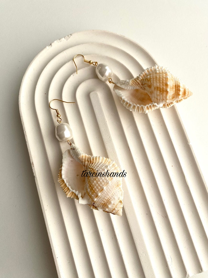 Bring the Beach Vibes Everywhere with Our Natural Seashell and Mallorca Pearl Earrings Perfect for a Shells Gift-Stud EarringsJewelry zdjęcie 7