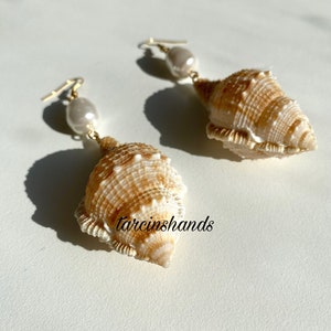 Bring the Beach Vibes Everywhere with Our Natural Seashell and Mallorca Pearl Earrings Perfect for a Shells Gift-Stud EarringsJewelry zdjęcie 1