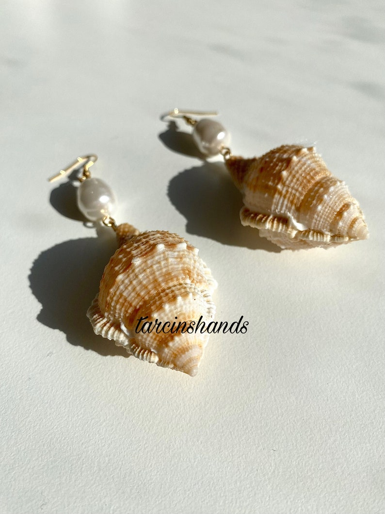 Bring the Beach Vibes Everywhere with Our Natural Seashell and Mallorca Pearl Earrings Perfect for a Shells Gift-Stud EarringsJewelry zdjęcie 1