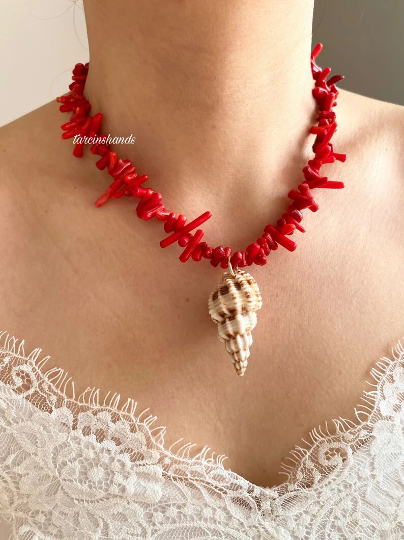 Red coral necklace with sea shell pendant , oversized shell necklace , summer jewelry , gold plated red coral necklace beaded coral necklace zdjęcie 3