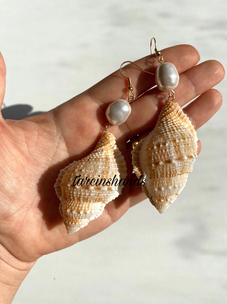 Bring the Beach Vibes Everywhere with Our Natural Seashell and Mallorca Pearl Earrings Perfect for a Shells Gift-Stud EarringsJewelry zdjęcie 4