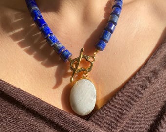 Lapis lazuli schijf ketting, maansteen hanger knevelsluiting, vergulde boho statement sieraden cadeau