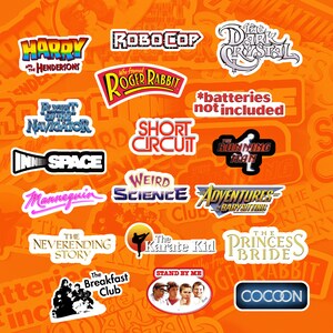 K&ouml;nnte beinhalten: Eine Collage aus bunten Aufklebern mit Filmtiteln, darunter "Harry und die Hendersons", "RoboCop", "Der dunkle Kristall", "Wer hat Roger Rabbit gerahmt?", "Kurzschluss", "Der rennende Mann", "Innerspace", "Wilde Wissenschaft", "Abenteuer in der Babysitterin", "Die unendliche Geschichte", "Karate Kid", "Stand By Me", "Die Brautprinzessin", "Der Fr&uuml;hst&uuml;cksclub" und "Cocoon".