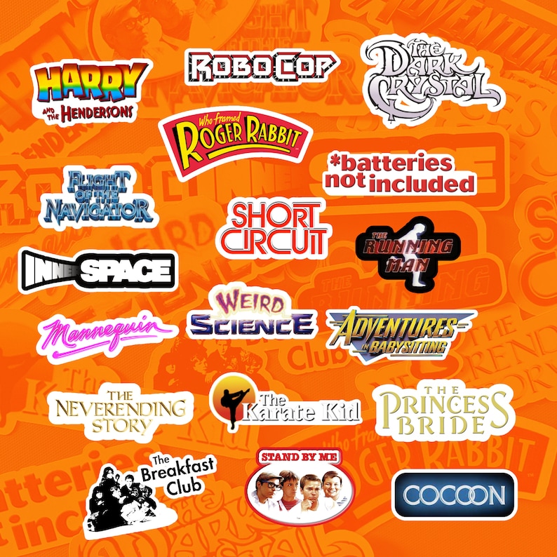 K&ouml;nnte beinhalten: Eine Collage aus bunten Aufklebern mit Filmtiteln, darunter "Harry und die Hendersons", "RoboCop", "Der dunkle Kristall", "Wer hat Roger Rabbit gerahmt?", "Kurzschluss", "Der rennende Mann", "Innerspace", "Wilde Wissenschaft", "Abenteuer in der Babysitterin", "Die unendliche Geschichte", "Karate Kid", "Stand By Me", "Die Brautprinzessin", "Der Fr&uuml;hst&uuml;cksclub" und "Cocoon".
