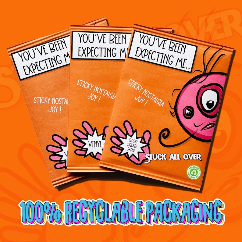 Op de afbeelding: Drie oranje verpakkingen met de tekst "You've Been Expecting Me." De verpakkingen hebben een cartoonhand met de tekst "Sticky Nostalgia Joy!" en "Vinyl" of "Glossy Stickered Paper". De verpakkingen bevinden zich op een feloranje achtergrond met de tekst "Stuck All Over" en "100% Recyclable Packaging".