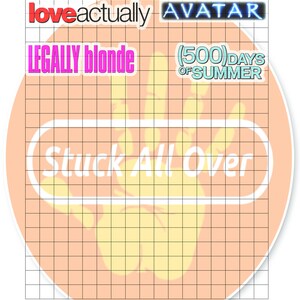 K&ouml;nnte beinhalten: Ein gerasterter Kreis mit einem pfirsichfarbenen Hintergrund und einem gelben Handabdruck in der Mitte. Der Handabdruck tr&auml;gt den Text "Stuck All Over". Auf dem Raster sind vier Filmtitel geschrieben: "loveactually", "AVATAR", "LEGALLY blonde" und "(500) DAYS OF SUMMER". Jedes Quadrat im Raster ist 1 cm gro&szlig;.