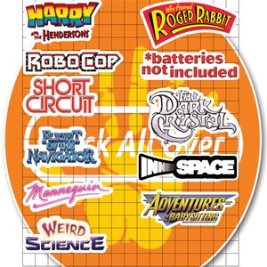 K&ouml;nnte beinhalten: Eine Sammlung von 10 Kinofilmen-Stickern auf orangefarbenem Hintergrund mit einem Rastermuster. Die Sticker zeigen Titel wie "Harry und die Hendersons", "Robocop", "Kurzschluss", "Flug durch die Zeit", "Mannequin", "Wundersame Wissenschaft", "Wer hat Roger Rabbit gerahmt?", "*Batterien nicht enthalten", "Der dunkle Kristall" und "Innerspace".