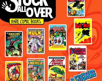 Könnte beinhalten: Eine Sammlung von neun Comic-Buch-Aufklebern mit klassischen Comic-Covern. Die Aufkleber zeigen Titel wie "Detective Comics", "Batman" und "Superman". Die Aufkleber sind auf einem orangefarbenen Hintergrund mit dem Text "STUCK ALL OVER" und "RARE COMIC BOOKS" abgebildet.