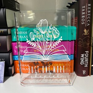 Jarrón con forma de libro Solo un capítulo más *acrílico* tamaño 6 W 8 H