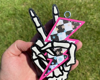 Mano de esqueleto con forma de rayo: accesorio perfumado para el coche