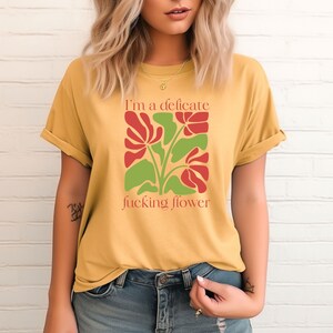Boho Floral Tee, ich bin eine zarte verdammte Blume, ausgefallenes und freches T-Shirt, Spaß Swear Wort Shirt, lustiges Geschenk für sie, Erwachsenen Humor, sarkastische Geschenke,