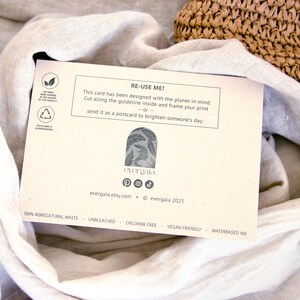 Może przedstawiać: Kremowa karta z napisem "RE-USE ME!" i instrukcjami ponownego wykorzystania. Karta zawiera wz&oacute;r liści i logo sklepu Etsy. Karta znajduje się na białym tle z tkaniny.