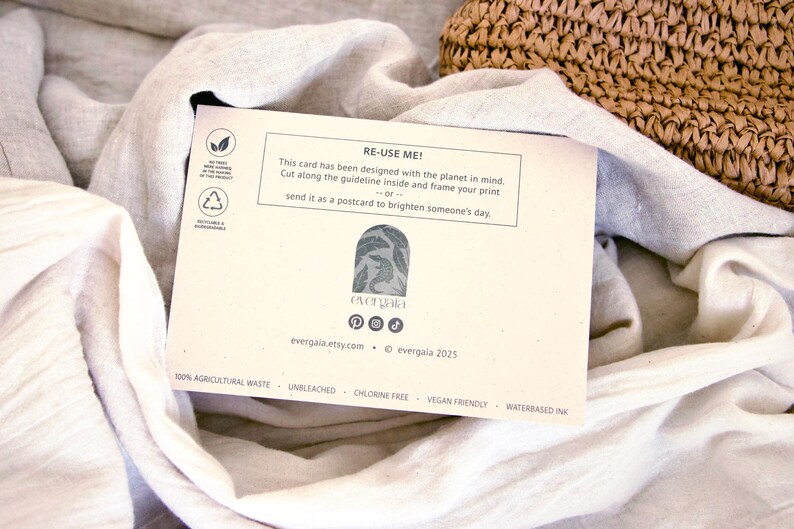 Może przedstawiać: Kremowa karta z napisem "RE-USE ME!" i instrukcjami ponownego wykorzystania. Karta zawiera wz&oacute;r liści i logo sklepu Etsy. Karta znajduje się na białym tle z tkaniny.