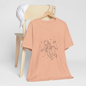 Camiseta sencilla / Astronauta en el espacio