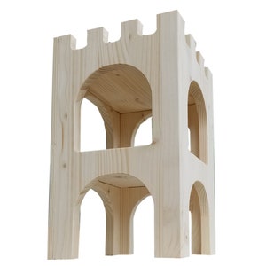 Puede incluir: Una estanter&iacute;a de madera con forma de castillo con dos niveles y aberturas arqueadas. La estanter&iacute;a est&aacute; hecha de madera sin tratar y tiene un aspecto r&uacute;stico.