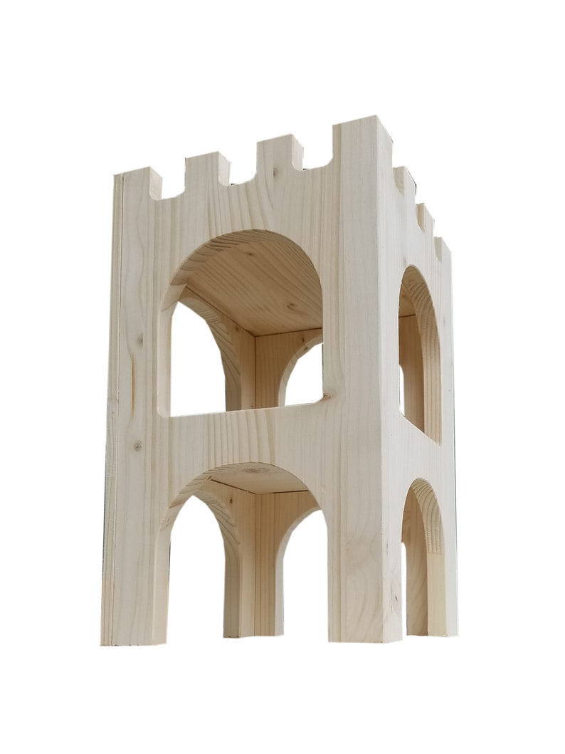 Puede incluir: Una estanter&iacute;a de madera con forma de castillo con dos niveles y aberturas arqueadas. La estanter&iacute;a est&aacute; hecha de madera sin tratar y tiene un aspecto r&uacute;stico.
