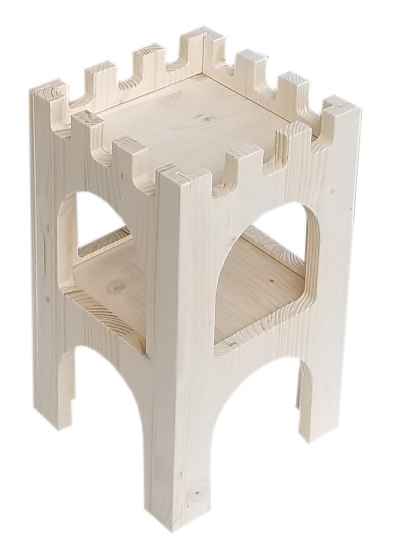 Puede incluir: Un taburete de madera con forma de castillo con dos estantes. El taburete est&aacute; hecho de madera sin tratar y tiene un color natural.