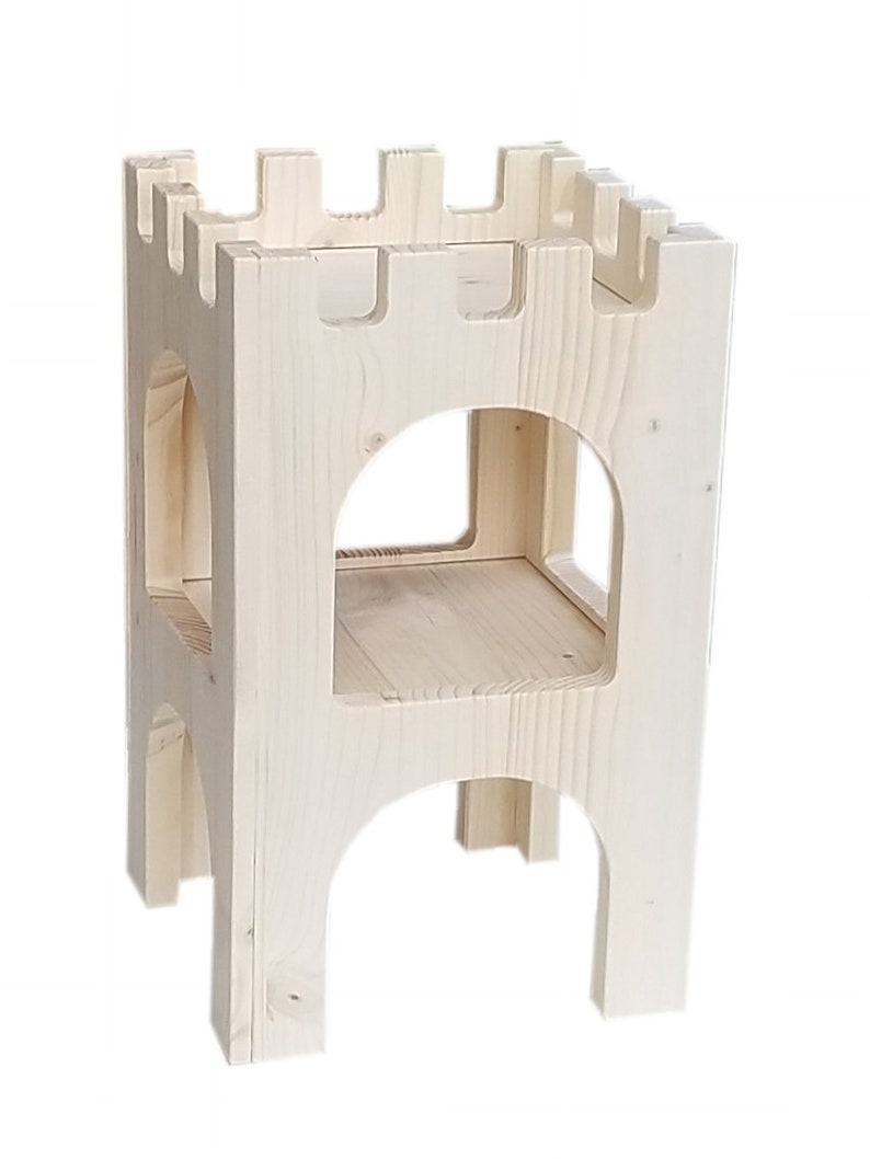 Puede incluir: Un taburete de madera con forma de castillo con dos estantes y un dise&ntilde;o de corte. El taburete est&aacute; hecho de madera sin terminar y tiene un color natural.