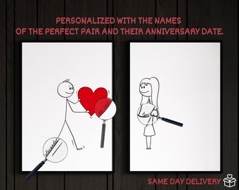 Op de afbeelding: Twee stick figure illustraties van een stel dat een rood hart vasthoudt met een vergrootglas over elke figuur. Het vergrootglas over de mannelijke figuur toont de tekst "Alexander" en het vergrootglas over de vrouwelijke figuur toont de tekst "Lori". Het hart heeft de tekst "Est. 2017" erop.