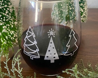 Christmas Tree Etched Wine Glass: Holiday Stemless Glass (15 fl oz)