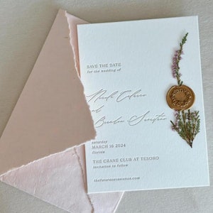 Tipografía toscana Guardar la invitación de fecha, invitación de flor prensada, papelería de boda con sello de cera
