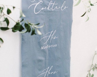 Dusty Blue Stoff-Schild, Leinen Hochzeit Cocktail-Menü-Schild, Hochzeit Signage, modernes Stoff-Schild