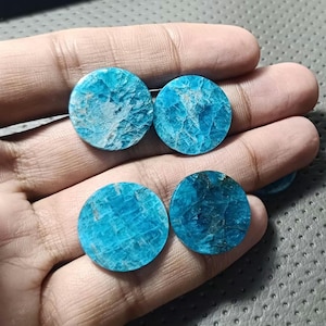 Könnte beinhalten: Vier runde, blaugrüne Edelstein-Cabochons mit einem marmorierten Muster. Die Cabochons haben einen Durchmesser von etwa 2,5 cm.