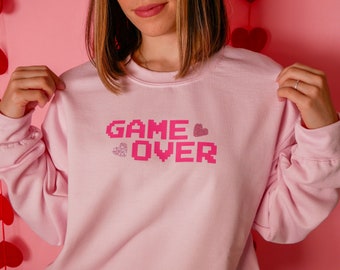 ピンクの「ゲームオーバー」グリッタークルーネック - レトロピクセルゲーマースウェットシャツ