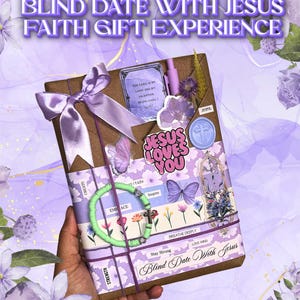 Może przedstawiać: Brązowe pudełko prezentowe z fioletową kokardą, ozdobione naklejkami i bransoletką. Tekst brzmi "Blind Date With Jesus Faith Gift Experience" i "Jesus Loves You." Strona internetowa to "www.FaithClub.Co."