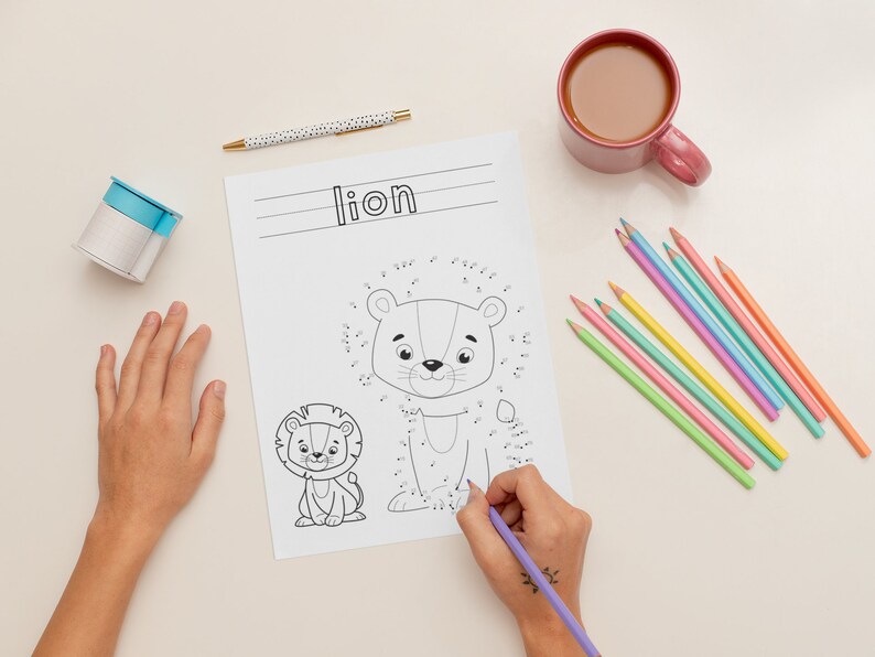 K&ouml;nnte beinhalten: Eine schwarz-wei&szlig;e Punkt-zu-Punkt-Malvorlage mit einem L&ouml;wen und einem L&ouml;wenjungen. Die Seite hat das Wort "L&ouml;we" oben geschrieben. Eine Hand h&auml;lt einen lila Stift und verbindet die Punkte auf der Seite.