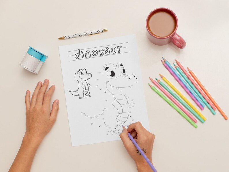 K&ouml;nnte beinhalten: Ein Kind verbindet die Punkte auf einer Malvorlage mit einem Dinosaurier. Die Seite ist mit "Dinosaurier" betitelt und enth&auml;lt eine kleine Dinosaurier-Illustration. Das Kind verwendet einen lila Stift, um die Punkte zu verbinden.