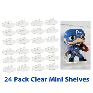 Op de afbeelding: 24-pack transparante mini-planken van plastic voor het tentoonstellen van kleine beeldjes of verzamelobjecten. De planken zijn ontworpen om aan de muur te worden gemonteerd. De afbeelding toont een Captain America Funko Pop-figuur dat op een van de planken wordt tentoongesteld.