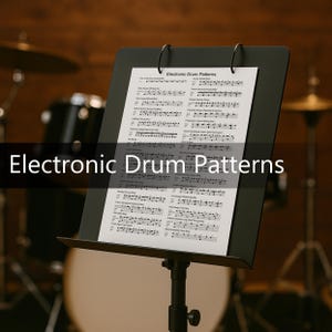 Puede incluir: Un atril negro sostiene una partitura musical titulada "Electronic Drum Patterns". En el fondo se ve una batería, que incluye una caja, platillos y un bombo. El texto es blanco sobre fondo negro.