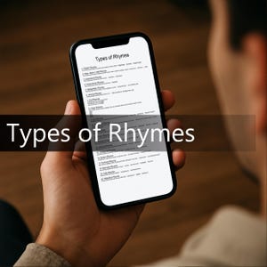 Puede incluir: Un teléfono inteligente muestra una lista titulada "Tipos de Rimas". El teléfono se sostiene en una mano, mostrando varios tipos de rimas. El texto "Types of Rhymes" está superpuesto en la imagen.