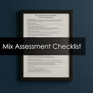 Puede incluir: Una impresión enmarcada con el texto "Mix Assessment Checklist Before Mastering" en blanco sobre una pancarta negra. La lista de verificación está impresa en papel blanco y está en un marco negro. El fondo es una pared azul oscuro.