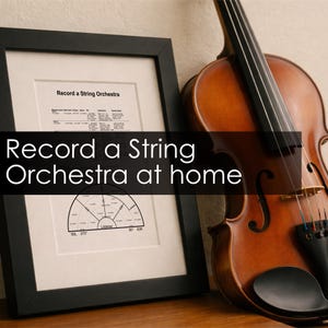 Op de afbeelding: Een ingelijste print met de tekst "Record a String Orchestra at home" en een diagram, naast een bruine viool. De viool heeft een zwarte toets en een donkerbruine strijkstok. De lijst is zwart.
