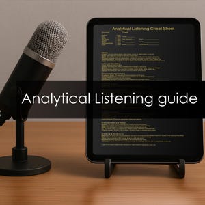 Op de afbeelding: Een zwarte microfoon op een standaard naast een tablet met een Analytical Listening Cheat Sheet. Het scherm toont gouden tekst op een zwarte achtergrond en een zwarte banner in het midden bevat de tekst Analytical Listening guide.