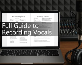 Peut inclure: Un ordinateur portable affiche un guide intitulé "Full Guide to Recording Vocals". Un microphone, un casque et une table de mixage sont visibles, suggérant une configuration de studio d'enregistrement. La scène se déroule sur une surface en bois avec un mur insonorisant en arrière-plan.
