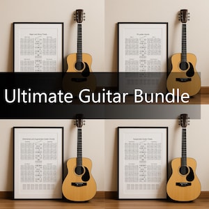 Könnte beinhalten: Grafik des „Ultimate Guitar Bundle“ mit vier Akustikgitarren und gerahmten Akkorddiagrammen. Die Gitarren haben eine natürliche Holzoberfläche mit schwarzen Schlagbrettern. Die Diagramme zeigen Noten und Diagramme.