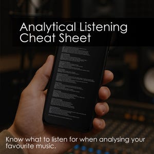 Peut inclure: Un smartphone noir affiche une "Fiche de triche d'écoute analytique" en texte blanc. Le téléphone est tenu dans une main, avec le texte "Sachez quoi écouter lors de l'analyse de votre musique préférée" en bas.