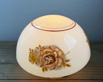 Lámpara de techo vintage de cristal opalino con estampado floral de rosas marrones.