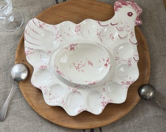 Plato de cerámica de estudio firmado, con forma de huevo relleno, diseño de gallina y pollo en rosa y blanco, 1993.