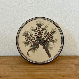 Handsignierter Boos Pottery Pine Cone Untersetzer, California Studio Art Teller
