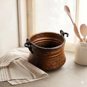 Caldero rústico antiguo de cobre martillado con asa de hierro de 11,4 cm (4,5 pulgadas).