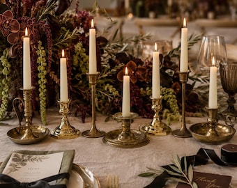 Collezione di candelabri vintage in ottone, set di decorazioni per la tavola nuziale, allestimento romantico.