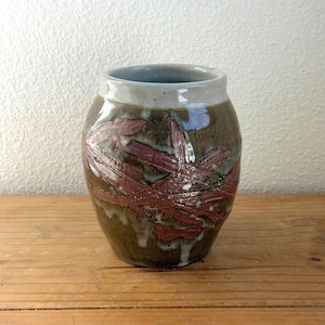 Op de afbeelding: Een set van drie keramische mokken met een gespikkelde, matte afwerking. De mokken zijn in crème, lichtgrijs en donkergrijs. Elke mok heeft een eenvoudig, minimalistisch ontwerp, perfect voor koffie of thee.
