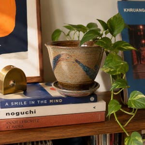 Jardinière de poterie vintage Studio signée 77 Pot de drainage Boho Pot en céramique rétro des années 70